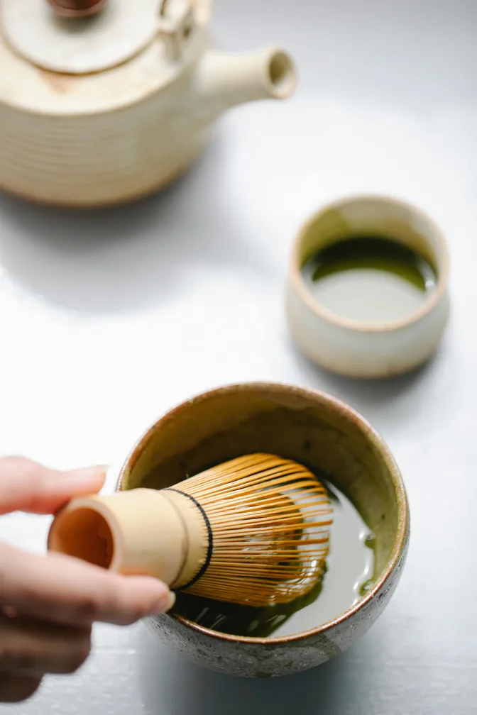 Matcha – właściwości, zastosowanie i sposób parzenia. Zielone złoto Japonii 4 photo from pexels-charlotte-may-5947093